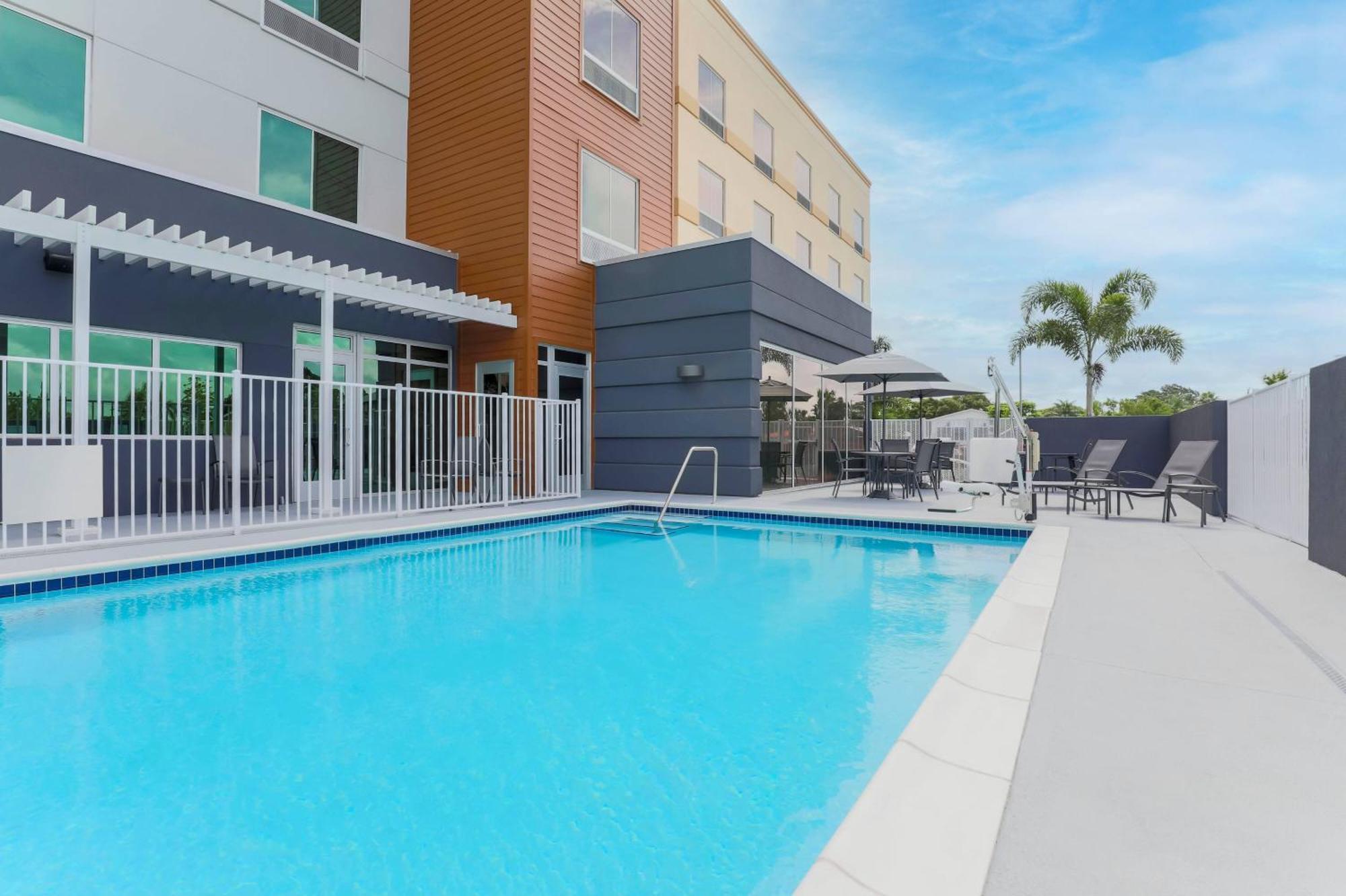 Fairfield By Marriott Inn & Suites Cape Coral North Fort Myers Exterior photo